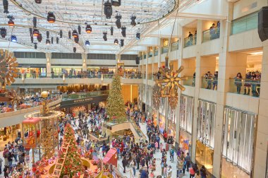 Çin, Hong Kong - 25 Aralık 2015: Landmark Alışveriş Merkezi Hong Kong, Noel süsleri