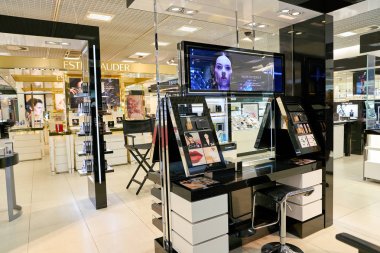 Rusya, Saint Petersburg - Ekim, 2017 yaklaşık: Inside Stockmann Nevsky Merkezi, Alışveriş Merkezi, Saint Petersburg