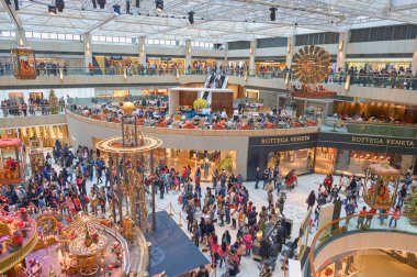 Çin, Hong Kong - 25 Aralık 2015: Landmark Alışveriş Merkezi Hong Kong, Noel süsleri