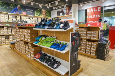 Rusya, Saint Petersburg - Ekim, 2017 yaklaşık: Saint Petersburg Inside Salomon deposunda