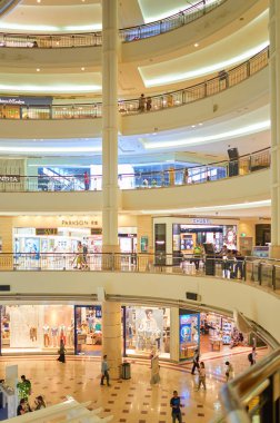 Malezya, Kuala Lumpur - 23 Nisan 2014: mağazasında Suria Klcc alışveriş merkezi