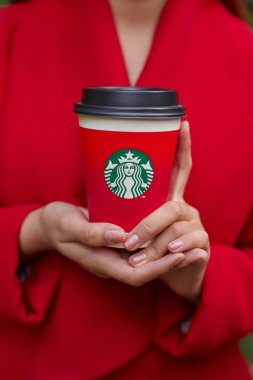 Rusya, Kaliningrad - Eylül, 2017 yaklaşık: Starbucks tek kullanımlık kağıt kahve Kupası tutan kadın yakın çekim