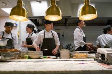 South Korea, Busan - 28 Mayıs 2017: Modern açık mutfak yer İtalyan bistro, Lotte mağazası, personel