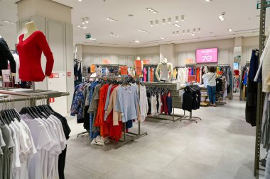 Rusya, Saint Petersburg - Ağustos, 2017 yaklaşık: Inside Koton mağaza Galeria alışveriş merkezi
