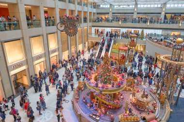Çin, Hong Kong - 25 Aralık 2015: Landmark Alışveriş Merkezi Hong Kong, Noel süsleri