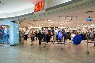 Rusya, Saint Petersburg - Ekim, 2017 yaklaşık: Inside H ve M Nevsky merkezi alışveriş merkezi mağaza