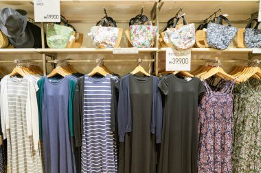 South Korea, Busan, - 28 Mayıs 2017: Lotte mağaza, Japon giyim Tasarımcısı, üretici ve perakendeci içinde Uniqlo mağazasında