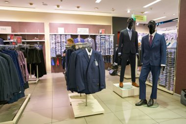 Rusya, Saint Petersburg - Ağustos, 2017 yaklaşık: Galeria alışveriş merkezi işaretleri ve Spencer mağaza