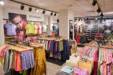 Rusya, Saint Petersburg - Ekim, 2017 yaklaşık: Saint Petersburg Inside Jack Wolfskin deposunda