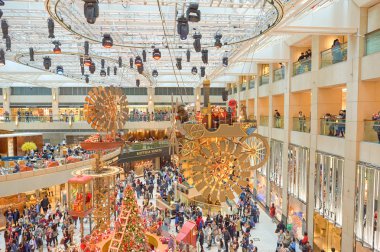 Çin, Hong Kong - 25 Aralık 2015: Landmark Alışveriş Merkezi Hong Kong, Noel süsleri