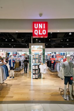 South Korea, Busan, - 28 Mayıs 2017: Lotte mağaza, Japon giyim Tasarımcısı, üretici ve perakendeci içinde Uniqlo mağazasında