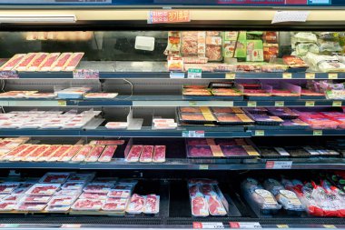 South Korea, Busan - Mayıs, 2017 yaklaşık: Et Busan bir süpermarkette ekranda.