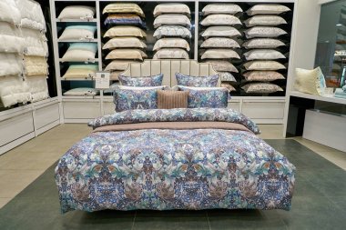 Rusya, Saint Petersburg - Ekim, 2017 yaklaşık: Inside hançerleri Nevsky merkezi alışveriş merkezinde mağaza