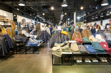 Rusya, Saint Petersburg - Ekim, 2017 yaklaşık: Saint Petersburg içinde Mango outlet
