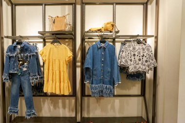 South Korea, Busan - 28 Mayıs 2017: Inside Zara Dükkanı, Lotte mağazası