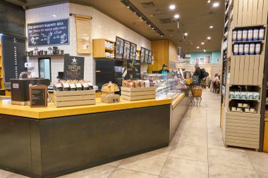 Rusya, Saint Petersburg - Ekim, 2017 yaklaşık: Saint Petersburg Inside Starbucks kahve dükkanı