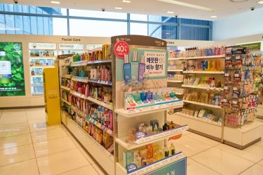 South Korea, Busan - 28 Mayıs 2017: Satılık, Lotte mağaza ekranda yalan kozmetik ürünleri