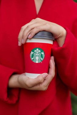 Rusya, Kaliningrad - Eylül, 2017 yaklaşık: Starbucks tek kullanımlık kağıt kahve Kupası tutan kadın yakın çekim