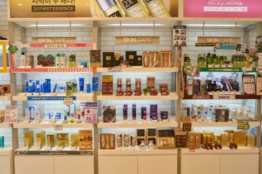 South Korea, Busan - 28 Mayıs 2017: Satılık, Lotte mağaza ekranda yalan kozmetik ürünleri