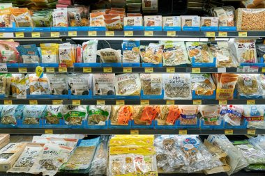 South Korea, Busan - Mayıs, 2017 yaklaşık: Gıda süpermarkette Busan, raflara