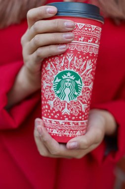 Rusya, Kaliningrad - Eylül, 2017 yaklaşık: Starbucks tek kullanımlık kağıt kahve Kupası tutan kadın yakın çekim