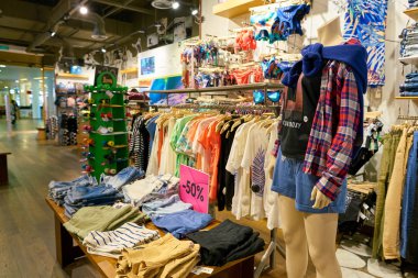 Rusya, Saint Petersburg - Ağustos, 2017 yaklaşık: Inside Quiksilver mağaza Galeria alışveriş merkezi