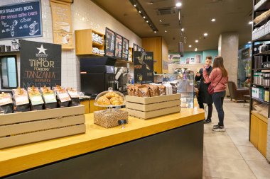 Rusya, Saint Petersburg - Ekim, 2017 yaklaşık: Saint Petersburg Inside Starbucks kahve dükkanı