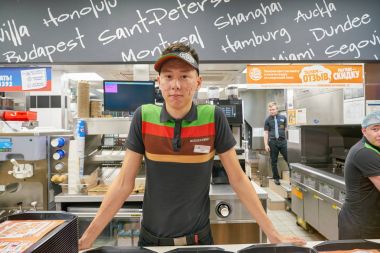 Rusya, Saint Petersburg - yaklaşık Ekim, 2017: İşçiler Burger King restoranı kapalı portresi