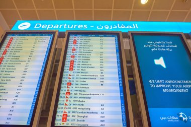Birleşik Arap Emirlikleri, Dubai - Kasım, 2015 yaklaşık: Uçuş zamanlamalı Dubai Uluslararası Havalimanı