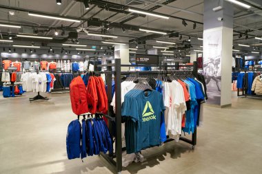 Rusya, Saint Petersburg - Ağustos, 2017 yaklaşık: Inside Adidas Galeria alışveriş merkezi mağaza