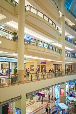 Malezya, Kuala Lumpur - 23 Nisan 2014: mağazasında Suria Klcc alışveriş merkezi