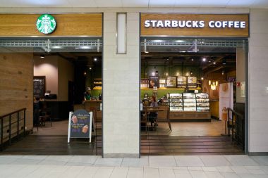 Rusya, Saint Petersburg - Ekim, 2017 yaklaşık: Saint Petersburg dış Starbucks kahve dükkanı