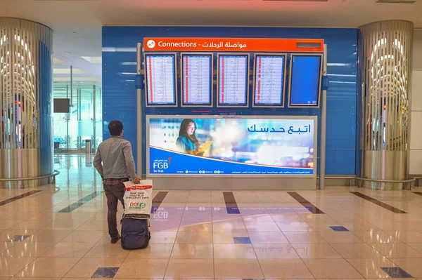 Uae Dubai November 2015 Flugplananzeige Internationalen Flughafen Dubai — Stockfoto