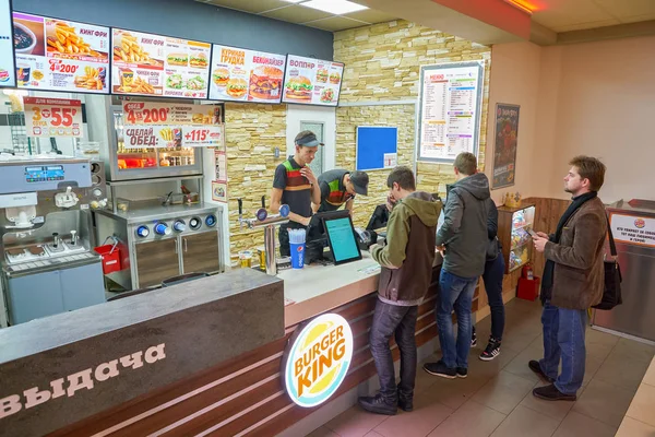 Rússia Saint Petersburg Circa Outubro 2017 Dentro Restaurante Burger King — Fotografia de Stock