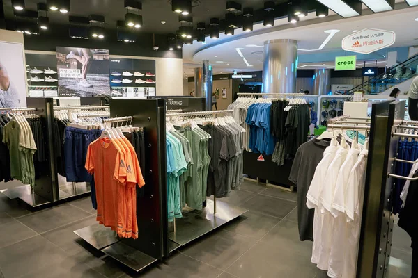 Güney Kore, Busan - Mayıs, 2017 yaklaşık:, Lotte mağazada Busan içinde Adidas mağaza