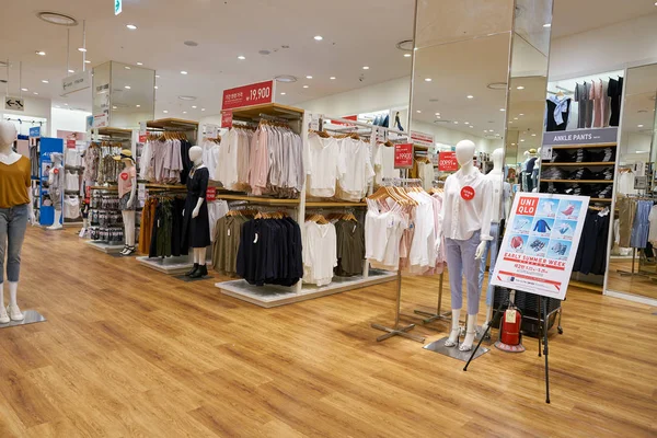 South Korea, Busan, - 28 Mayıs 2017: Lotte mağaza, Japon giyim Tasarımcısı, üretici ve perakendeci içinde Uniqlo mağazasında