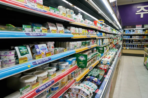 South Korea, Busan - Mayıs, 2017 yaklaşık: Busan süpermarkette ekranda süt ürünleri