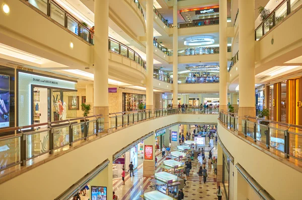 スリア Klcc ショッピング モールで店内マレーシア クアラルンプール 2014 — ストック写真