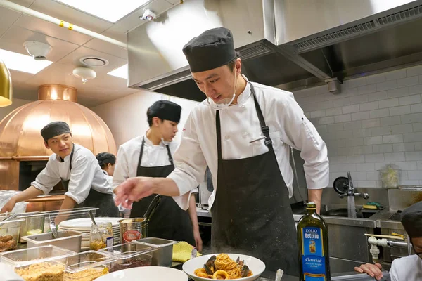 South Korea, Busan - 28 Mayıs 2017: Modern açık mutfak yer İtalyan bistro, Lotte mağazası, personel