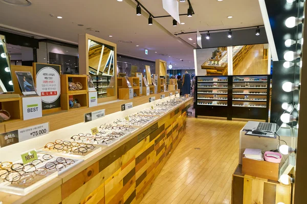 South Korea, Busan - 28 Mayıs 2017: Lotte mağazada içinde Busan