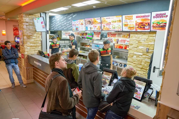 Rusia San Petersburg Circa Octubre 2017 Dentro Del Restaurante Burger — Foto de Stock