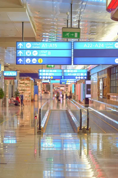 Birleşik Arap Emirlikleri, Dubai - Kasım, 2015 yaklaşık: Dubai Havalimanı içinde