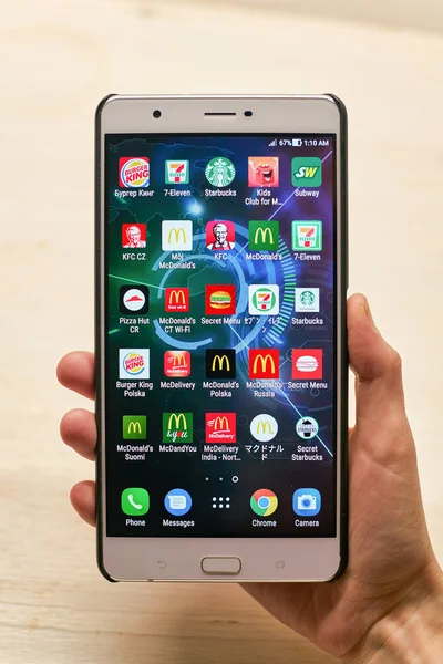 俄罗斯 加里宁格勒 2017年9月 一套应用在华硕 Zenfone 超智能手机在女性手 — 图库照片