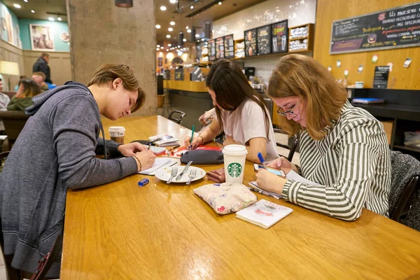 Rusia San Petersburg Circa Octubre 2017 Gente Cafetería Starbucks San — Foto de Stock