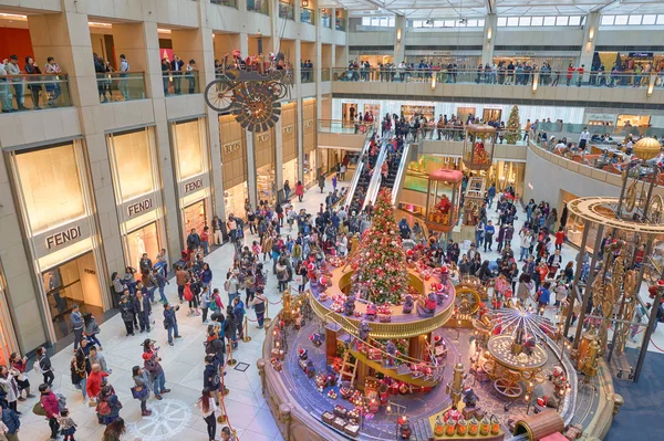 Çin, Hong Kong - 25 Aralık 2015: Landmark Alışveriş Merkezi Hong Kong, Noel süsleri