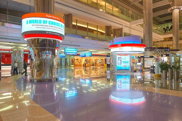 Birleşik Arap Emirlikleri, Dubai - Kasım, 2015 yaklaşık: Dubai Havalimanı içinde