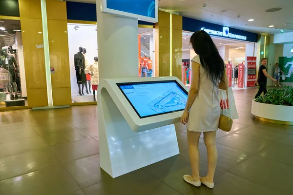 Russie Saint Petersburg Circa Août 2017 Une Femme Utilise Kiosque — Photo