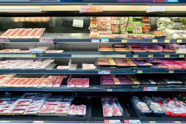 South Korea, Busan - Mayıs, 2017 yaklaşık: Et Busan bir süpermarkette ekranda.