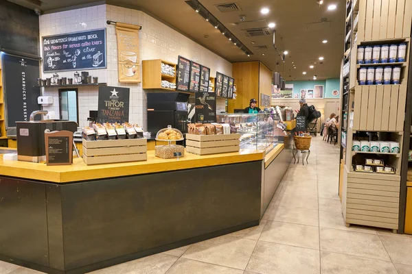 Rusya, Saint Petersburg - Ekim, 2017 yaklaşık: Saint Petersburg Inside Starbucks kahve dükkanı