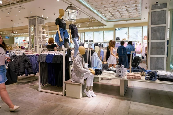 Rusya, Saint Petersburg - Ağustos, 2017 yaklaşık: Inside Stradivarius mağaza Galeria alışveriş merkezi